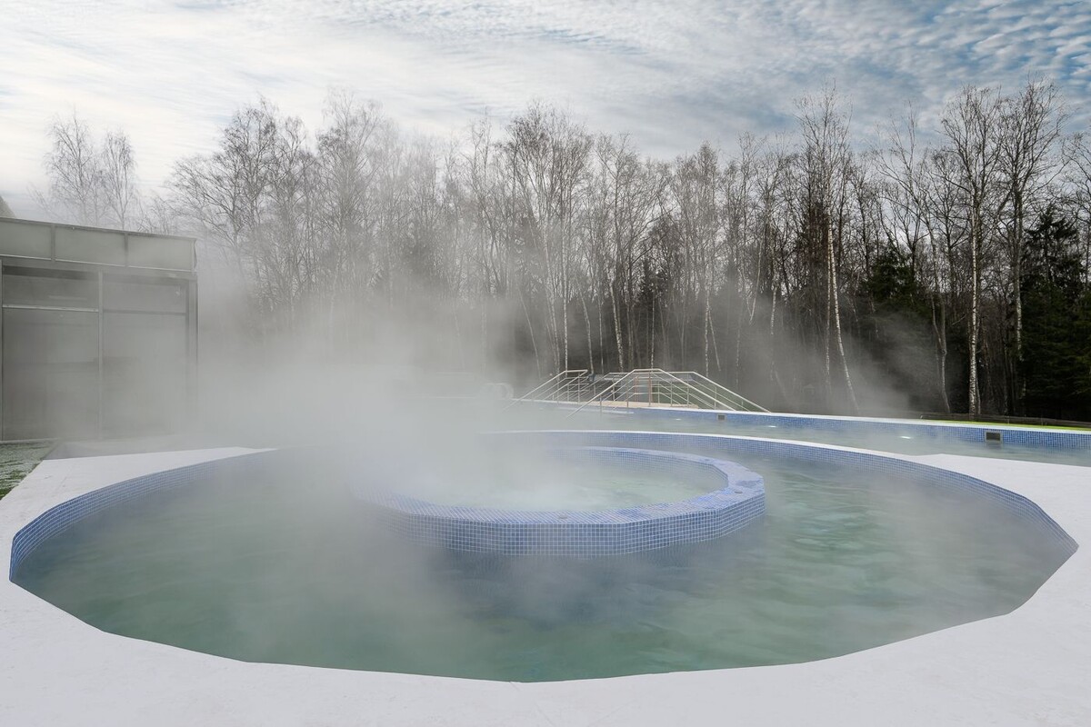 Уличный теплый бассейн в термах Термоленд Внуково