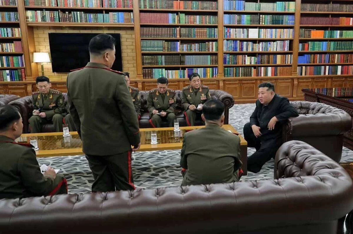    Ким Чен Ын в штаб-квартире ЦК партии принял ведущих командиров зарубежных операционных войск КНА.