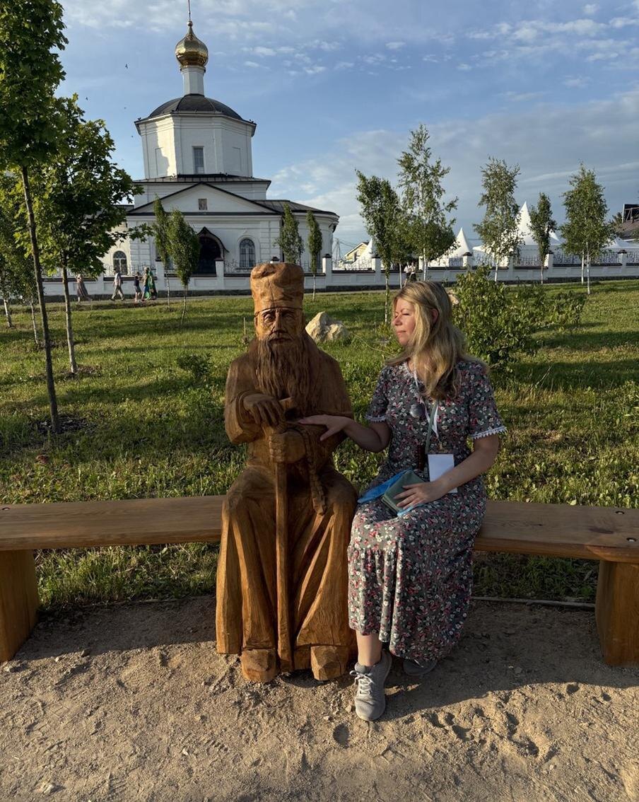 Репортёр Метро Юлия Щедрова в парке Достоевского на фоне возрождённого храма в честь Зачатия Иоанна Предтечи. @Юлия Щедрова