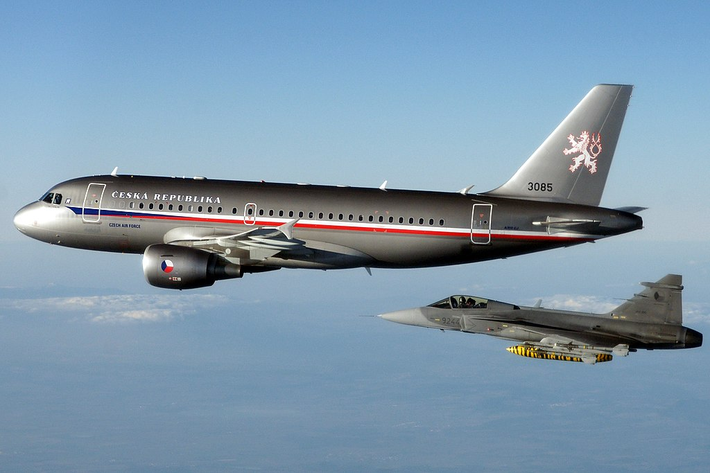 Saab JAS-39 Gripen ВВС Чехии сопровождает президентский самолёт A319 на обратном пути с Олимпийских игр в Сочи