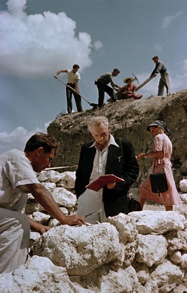 Археологи Олег Домбровский (слева) и Павел Шульц (в центре) на раскопках Неаполя-Скифского