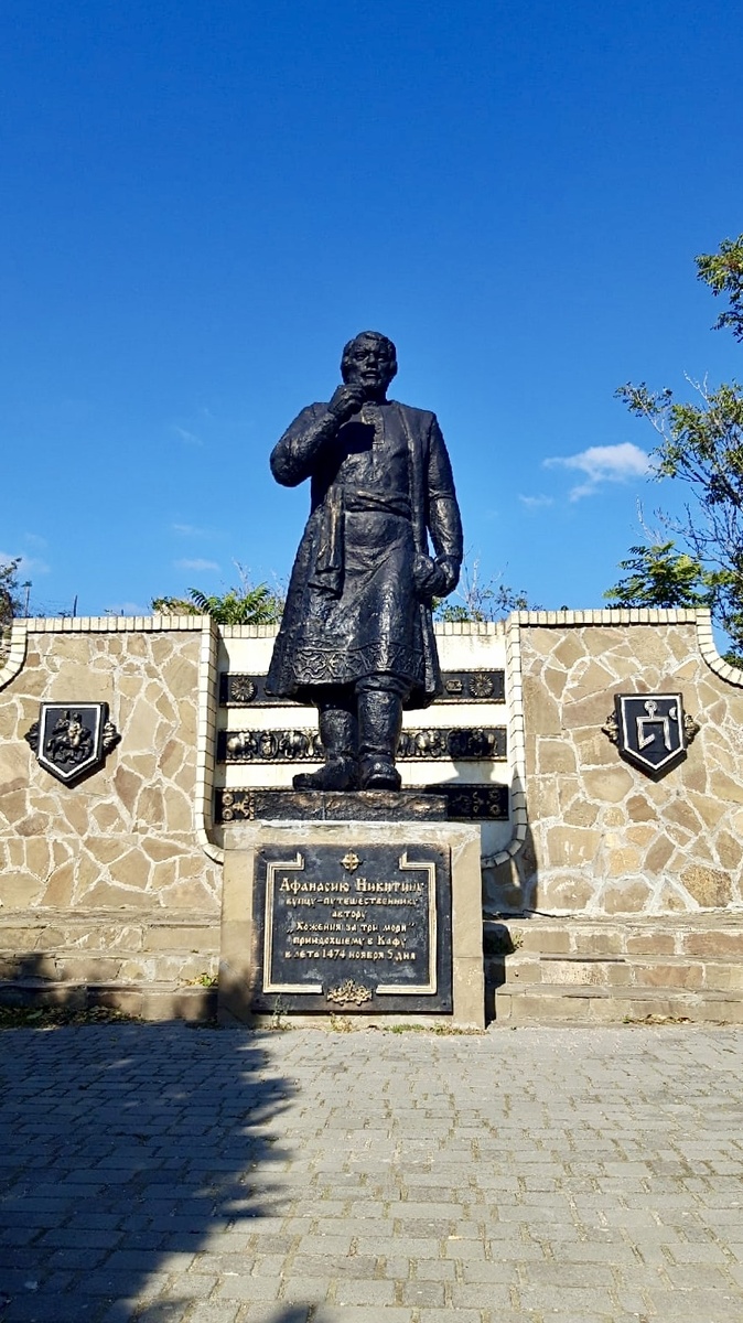 Феодосия. Генуэзская крепость. Памятник Афанасию Никитину. 