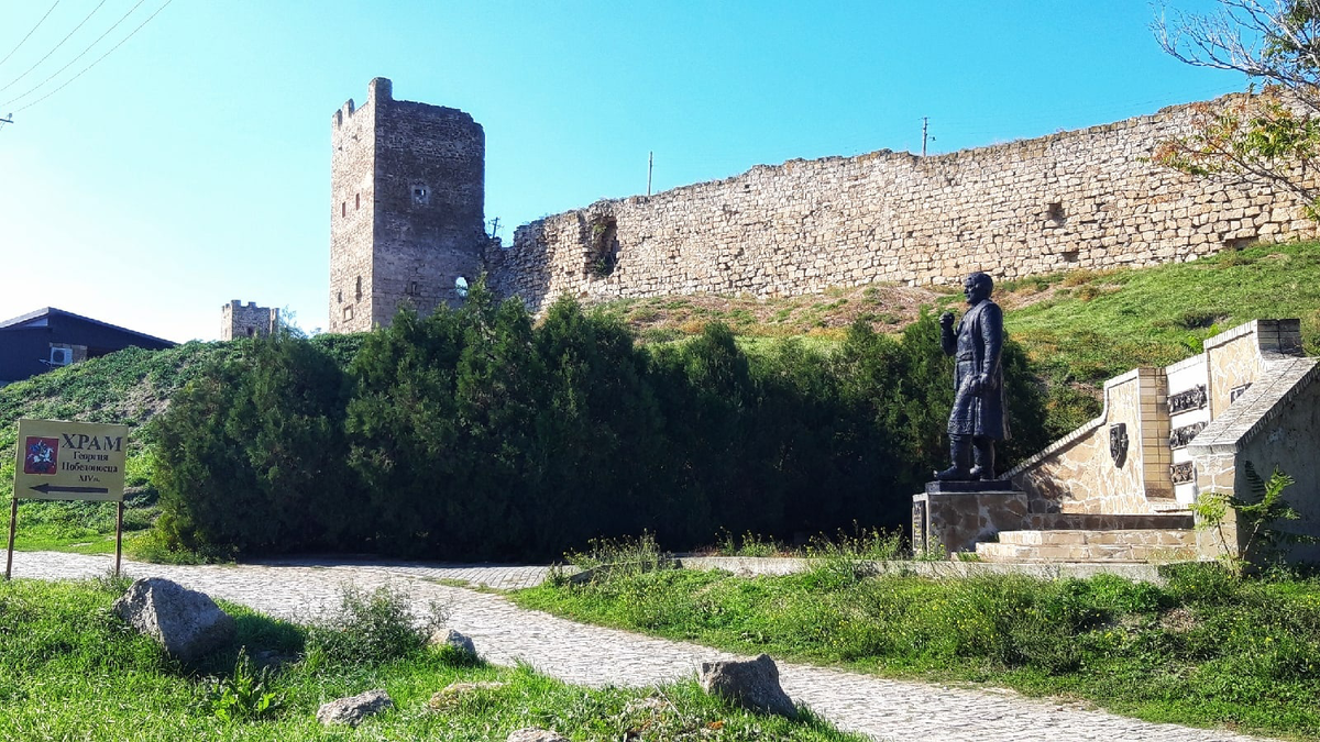 Феодосия. Генуэзская крепость. Памятник Афанасию Никитину 