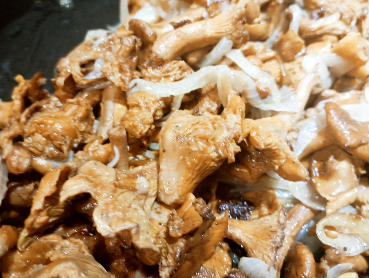 Жареные лисички. Ненавижу жареный лук. Но эти лисички получились очень вкусными. 