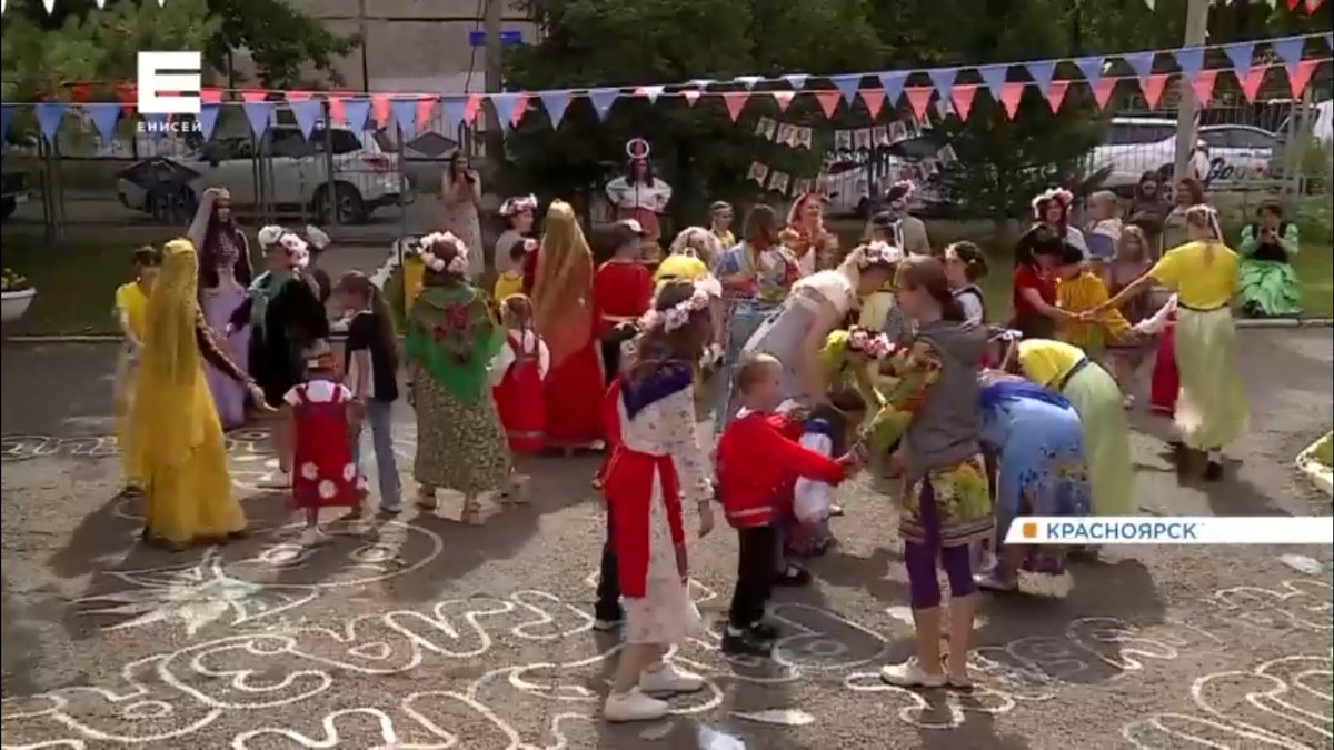    «Хоровод мира» закружился в красноярском дворе