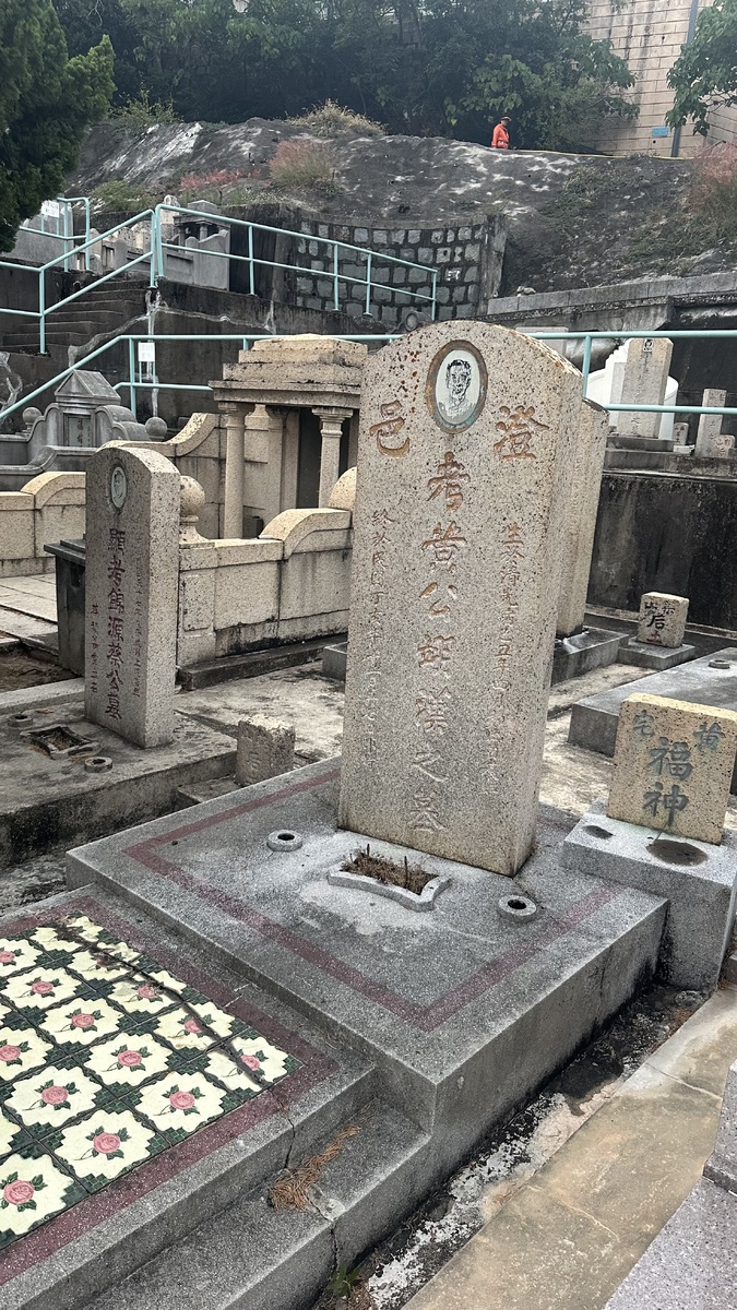 Каждая могила развернута