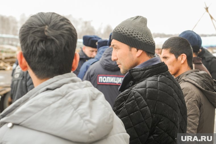 На промышленной базе в Екатеринбурге полицейские поймали нелегальных мигрантов