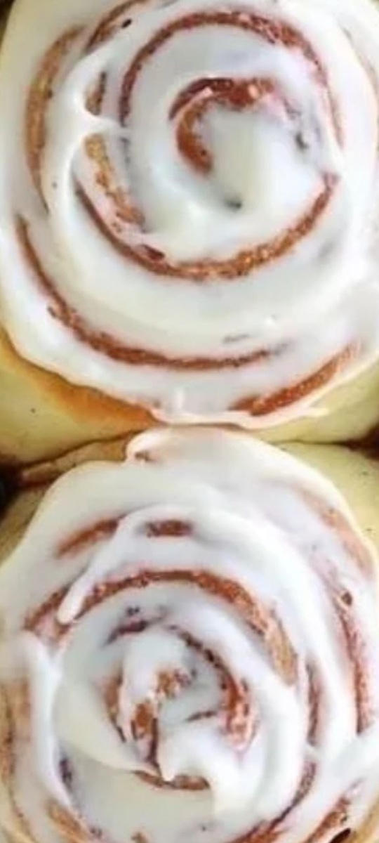 это горячий синнамон ролл с индейкой, и с сырным кремом