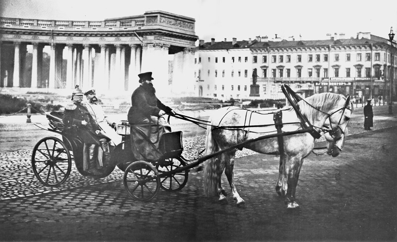 Экипаж на Невском проспекте перед Казанским собором. Начало 1900-х годов