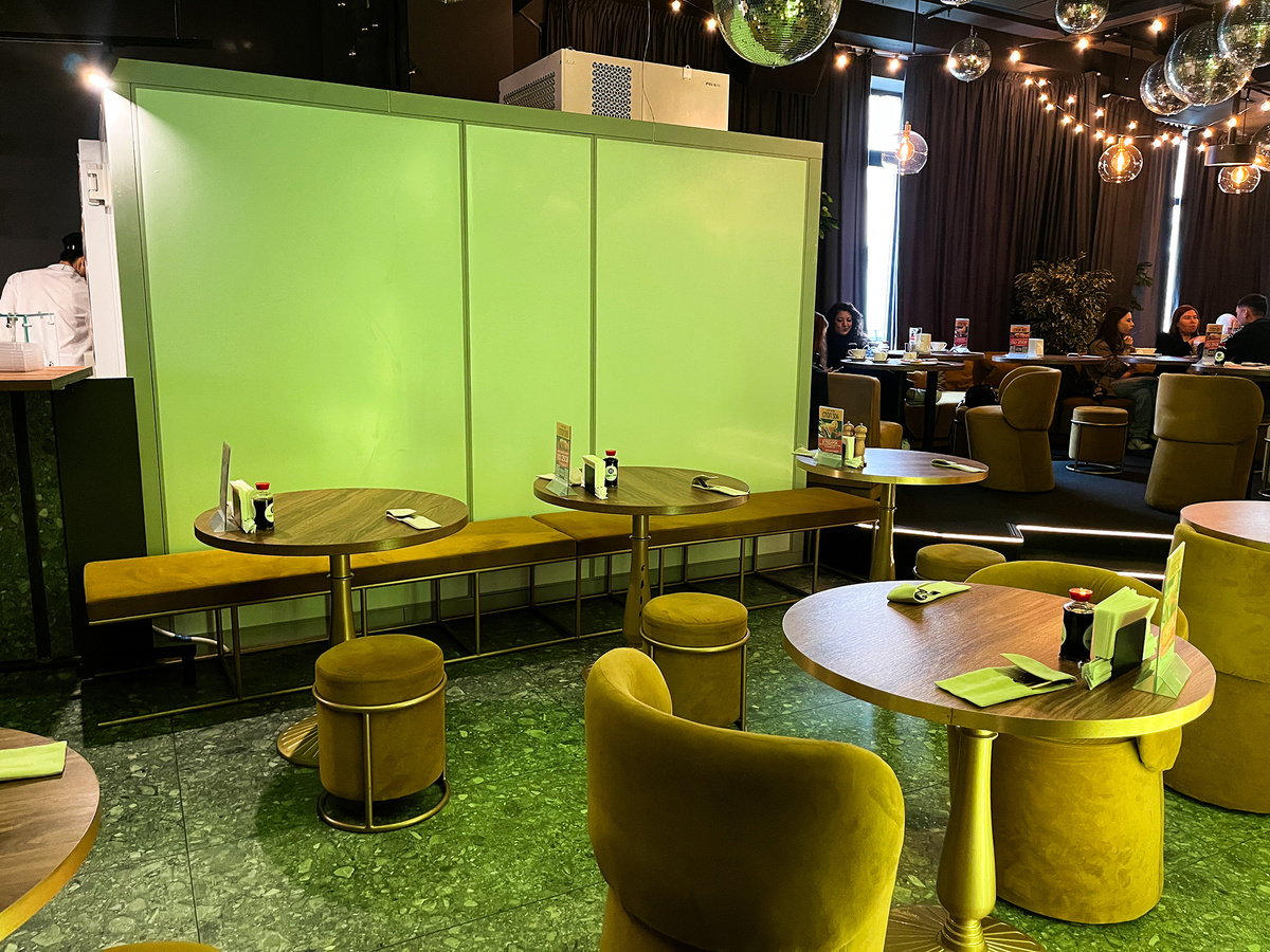 Круглые и очень компактные столики на двоих→