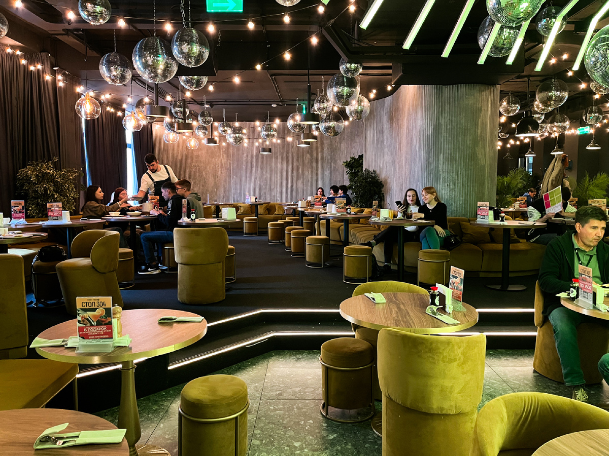 Вид на зал →