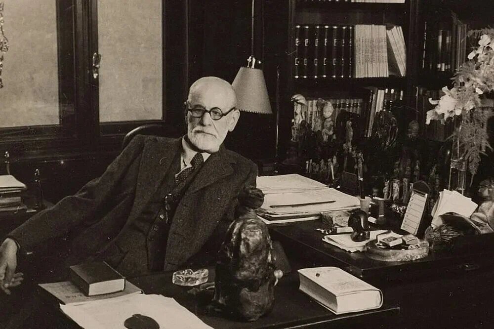 Зигмунд Фрейд (1856–1939) — австрийский психолог, психоаналитик, психиатр и невролог, основатель психоанализа. Его работы оказали значительное влияние на психологию, медицину, социологию, антропологию, литературу и искусство XX века. 