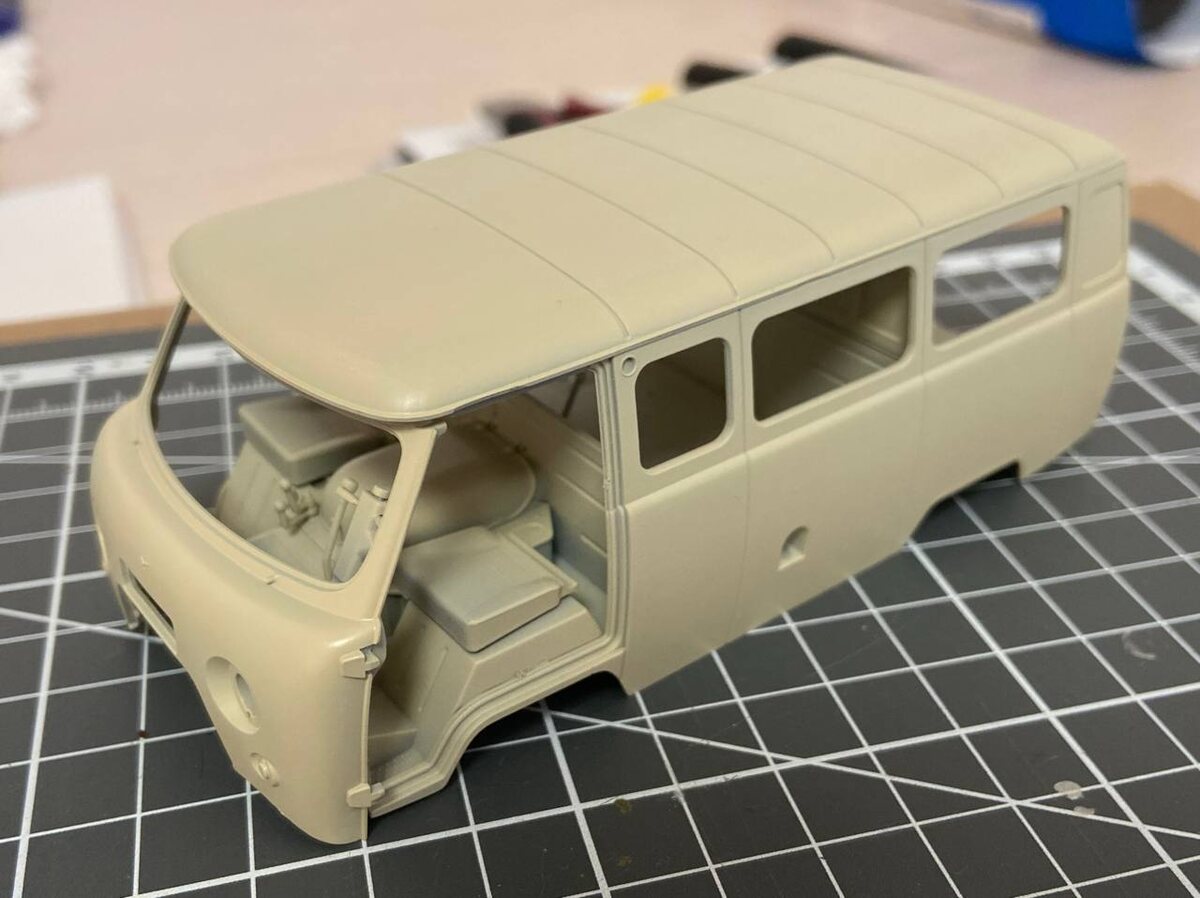 В процессе сушки после покраски стендовой модели УАЗ-3909 "Буханка" в масштабе 1/35. Производитель "Звезда". Фото из личного архива автора © 2025 год.