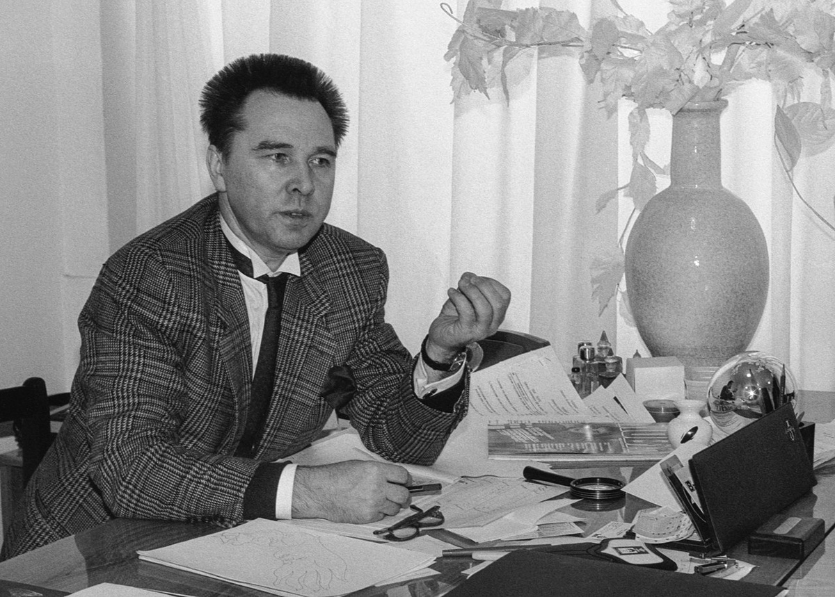 В рабочем кабинете, февраль 1990 года, автор фото: Лев Медведев