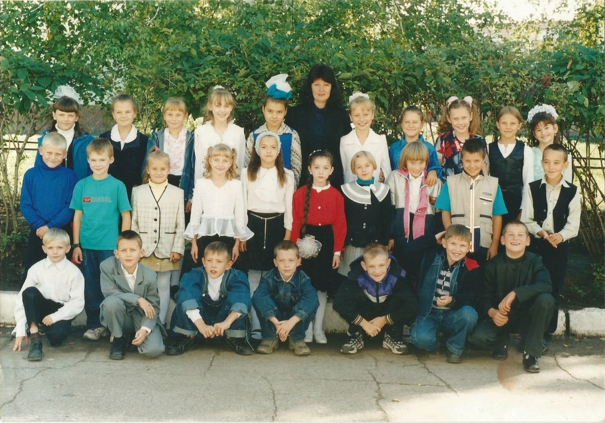 Я в красной блузке. Формы тогда не было и можно было ходить в школу в любой одежде. 