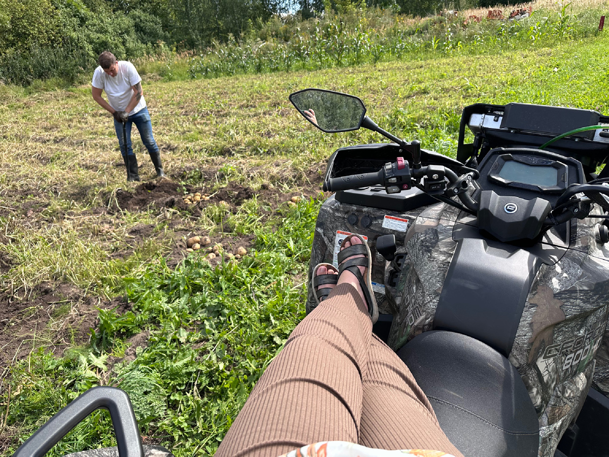 Квадроцикл оказался довольно удобной лежанкой