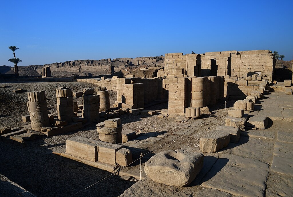 Развалины в храмовом комплексе Дендеры