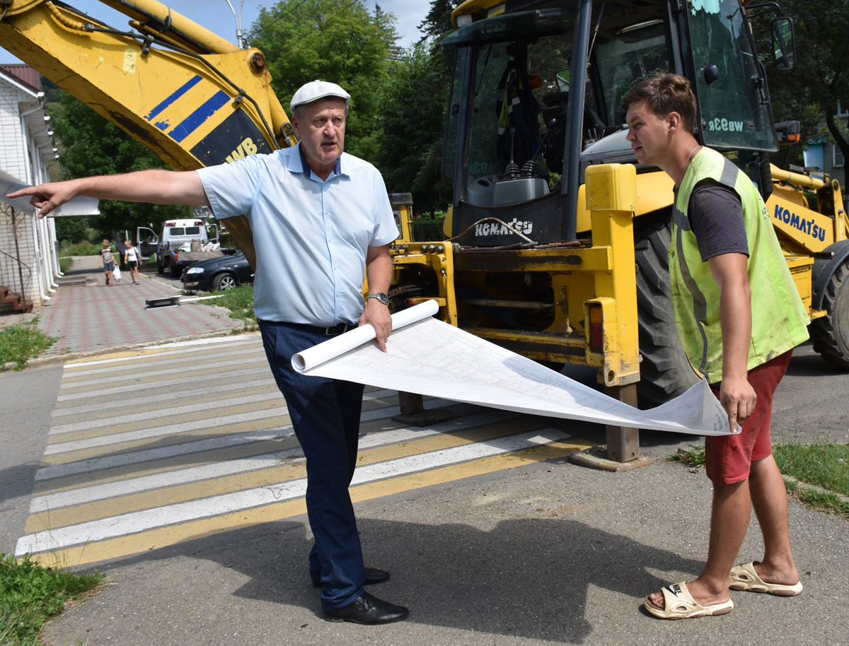 Владимир Крикунов с подрядчиками за установкой дорожных знаков. Фото Светланы КИЛБА.