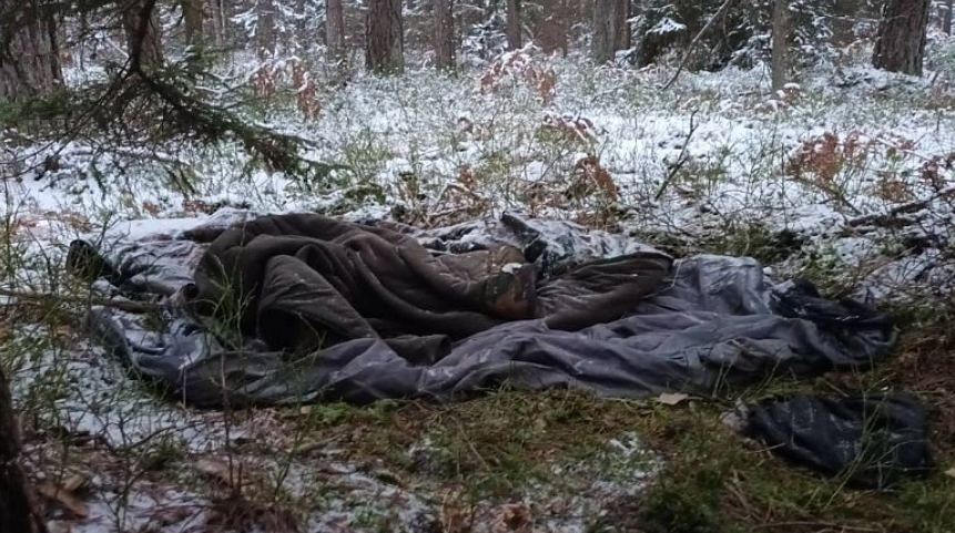 Спальные мешки и личные вещи беженцев на границе Беларуси и ЕС © ГПК Республики Беларусь