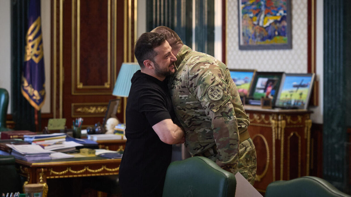    Зеленский сделал «Паутину» «Национальной легендой Украины». Малюк грозит РФ сотнями «уникальных операций»