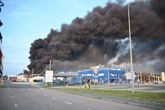 Мукачево. Закарпатье, западная Украина. Уничтожен завод по производству электроники Флекс в результате удара наших ВКС, источник Телеграм-канал Синяя Борода