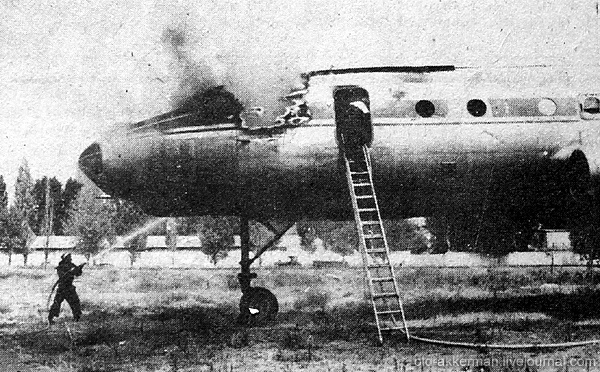 Пожарный тушит бывшее кафе «Журавушка»