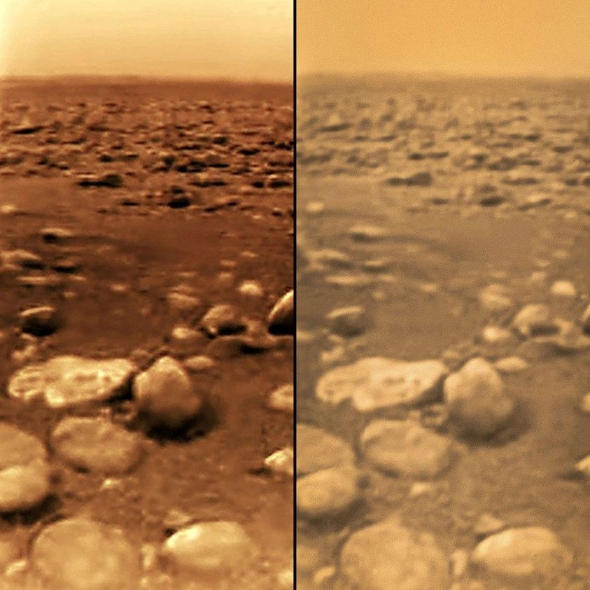 Ландшафт Титана в месте посадки зонда «Гюйгенс» (контраст усилен). Видны камни, округлость которых могла образоваться вследствие эрозии. Метан придаёт атмосфере оранжевую окраску