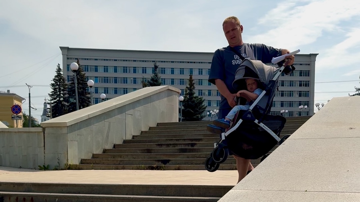 После долгой дороги — ступени вниз, к воде. Усталость смешивается с предвкушением.