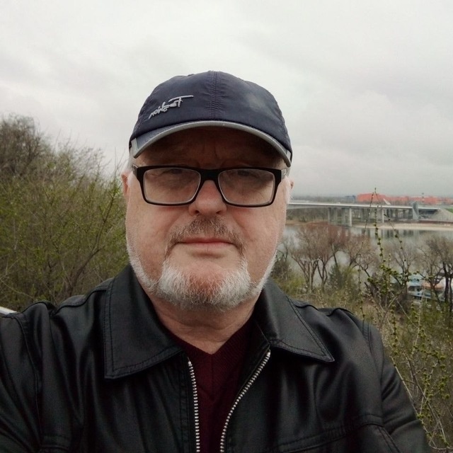 Мне 58. Я Игорь, и я только что запустил свой канал "Боевые старики". А за спиной мой любимый Дон!