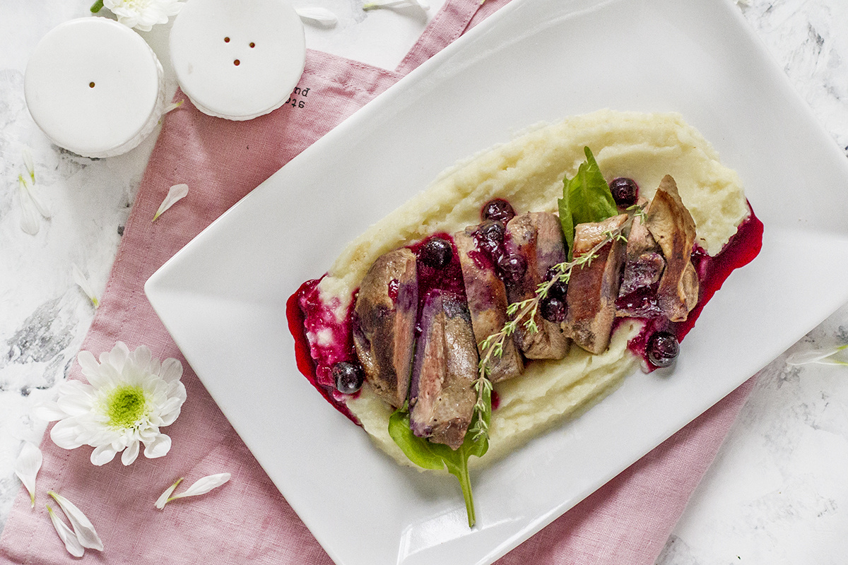 Утиные грудки с пюре из сельдерея и смородиновым соусом