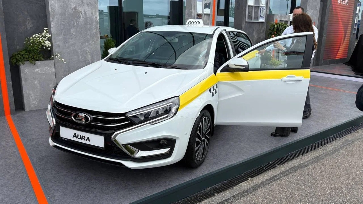 На фото Lada Aura для такси — непонятно, под какой класс ее хотят нам задвинуть…