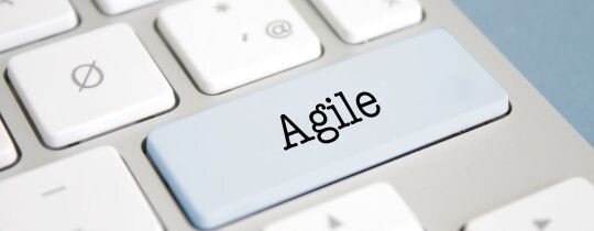 Agile в переводе с английского означает «маневренный», «гибкий», что точно отражает принцип методики. Она позволяет оперативно реагировать на изменения, вносимые в процессе работы, и отклонения от изначально намеченного плана.