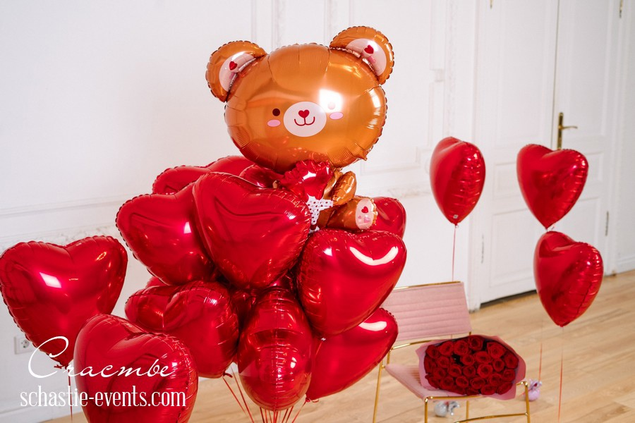 Заказали на день рождения доставку цветов СПб с воздушными шарами в качестве подарка девушке.