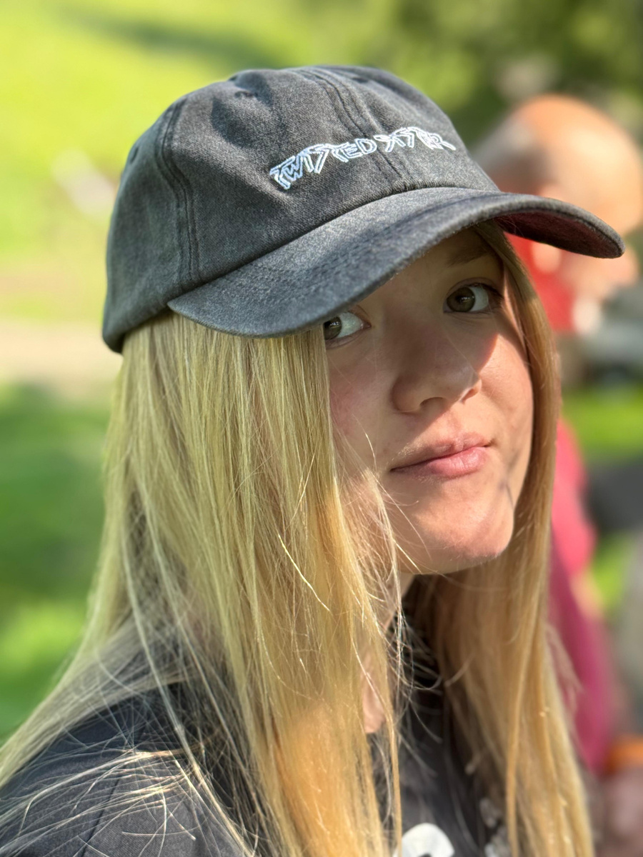 – Работа в зубровом питомнике на Алтае для меня была совершенно новым опытом, – делится впечатлениями Кристина Файзулина. – Первый день был ознакомительным, а дальше мы уже работали в полную силу, вели экскурсии, подзывали зубров. Мне нравилось общаться с людьми – все разные, и нужно найти к ним подход. Интересно вести экскурсии и рассказывать увлекательные факты. Для меня самой было много новой информации. Больше всего мне понравились факты про физические способности зубров. Они могут развивать скорость до 40 километров в час. Несмотря на их вес и, казалось бы, неповоротливую фигуру, они с разгона могут прыгать в длину и высоту до двух метров. В зубровом питомнике есть еще маралы. Очень красивые и грациозные животные.