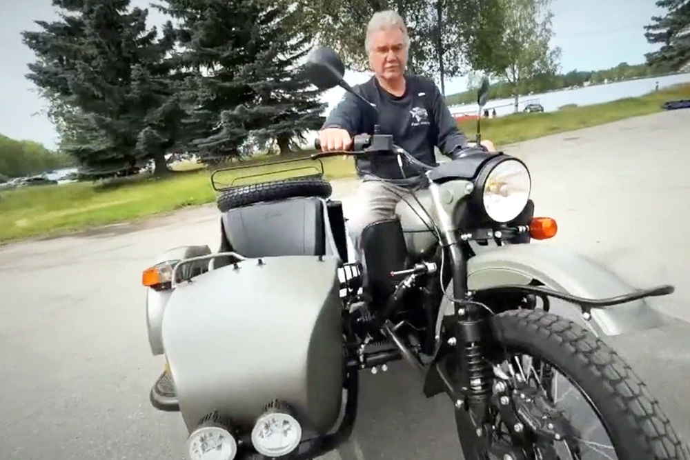    Неожиданный подарок сделал Владимир Путин жителю Анкориджа Марку Уоррену: в канун встречи на Аляске российского и американского лидеров обычному американцу презентовали "Урал" модели Gear UP. / Первый канал