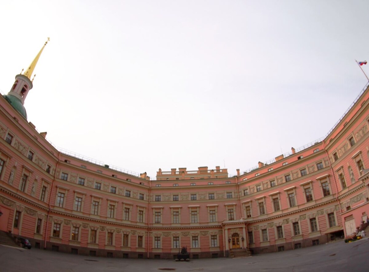 Во дворе Михайловского замка. Фото предоставлены Бродягой Пименом с Дзена