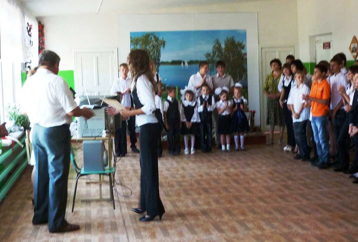 1 сентября 9 класса, 2010 год. Линейки переместились на второй этаж старшего крыла