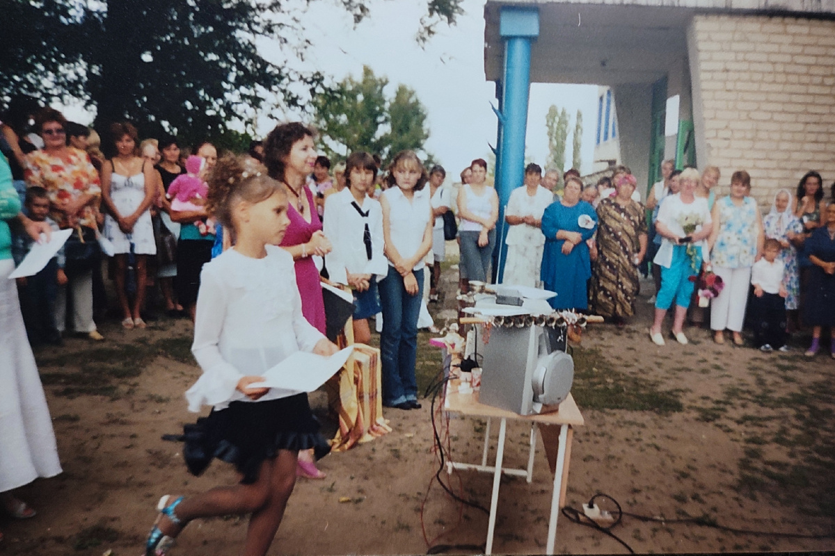 1 сентября 5 класса. В тот год линейка проходила на улице