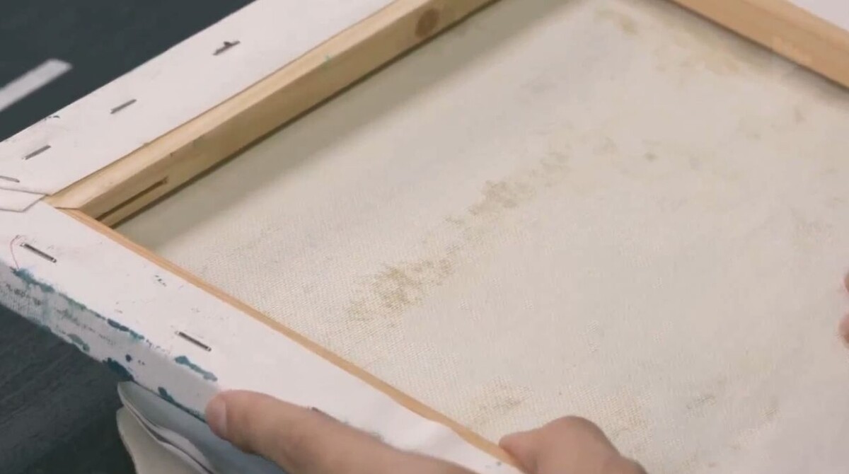 Важно, чтобы холст был не из непонятной ткани, а именно хорошнего холста и не пропускал масло на изнаночную сторону.