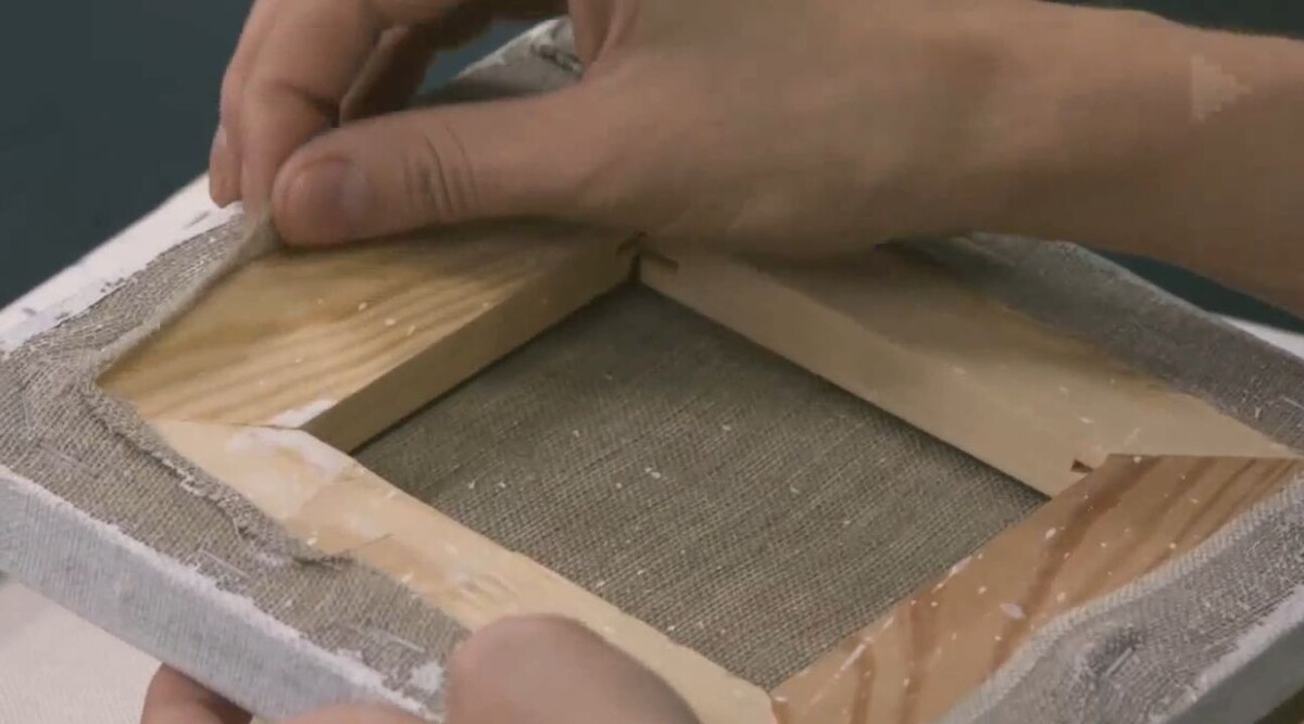 У покупного холста важно посмотреть, чтобы ткань была плотной, а не тонкой, как марля.