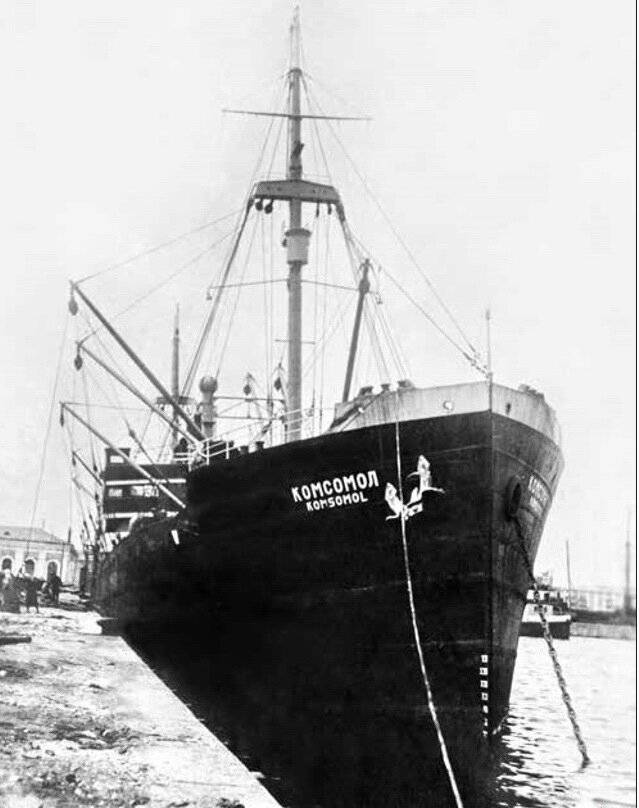 Теплоход Комсомол