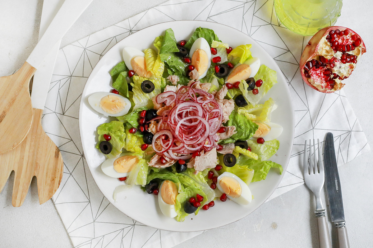 Салат Сан-Исидоро с тунцом и гранатовыми зернами