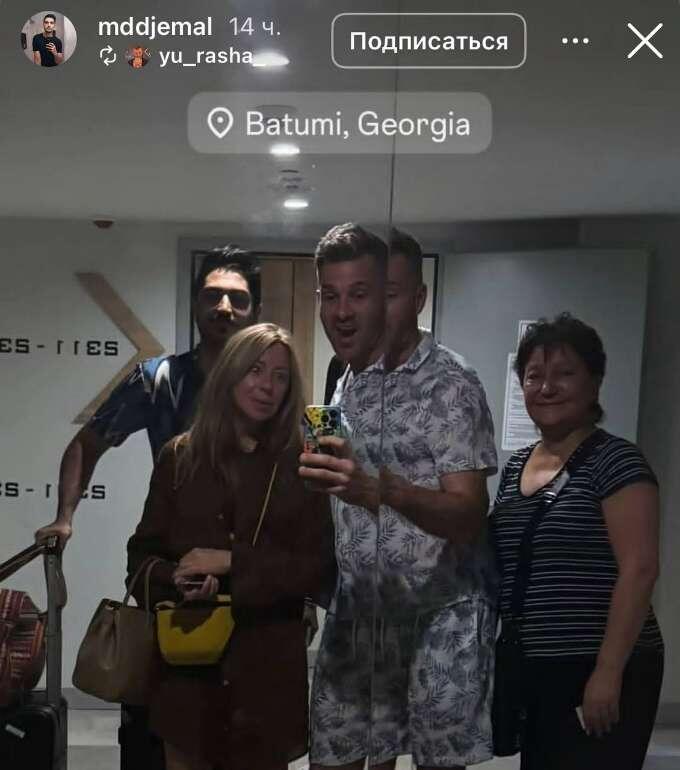 Алена Апина и массажист Юрий Полинаров (посередине)