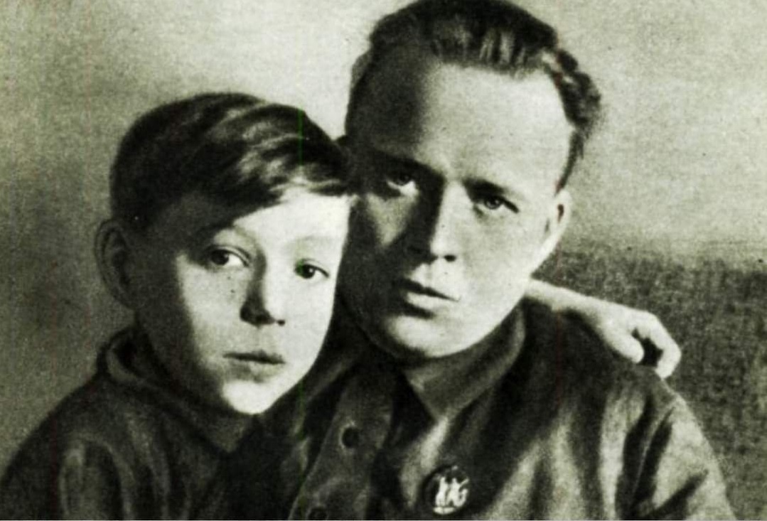 На фото: отец и сын Аркадий и Тимур Гайдар в апреле 1939-го