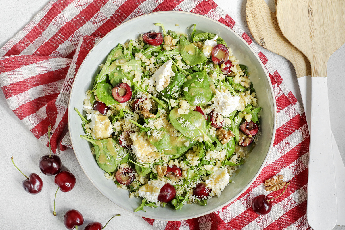 Вегетарианский салат с черешней, рикоттой и булгуром