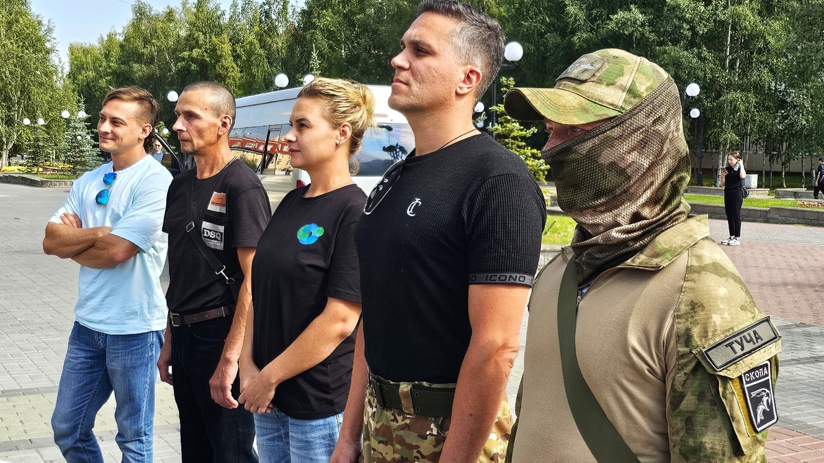    В Нефтеюганске пятеро добровольцев подписали контракты на службу