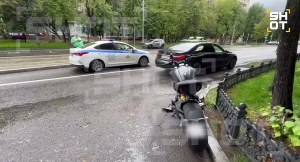    Алексей Блиновский и место ДТП. Фото: