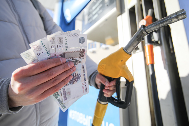    По данным Росстата, с начала 2025 года 92-й и 95-й бензин в среднем подорожали на 5,5% и 5,2% при инфляции в 4,2%.   
Фото: «БИЗНЕС Online»