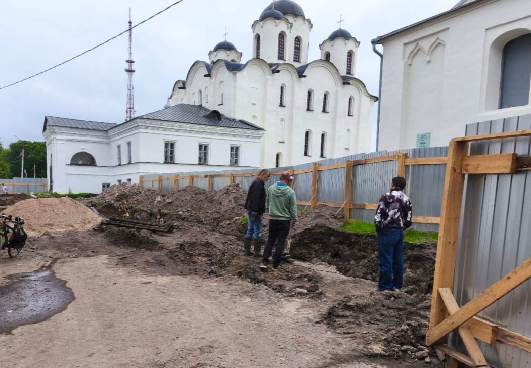 Вид на раскопки на Ярославовом Дворище. Великий Новгород, 2025 г.