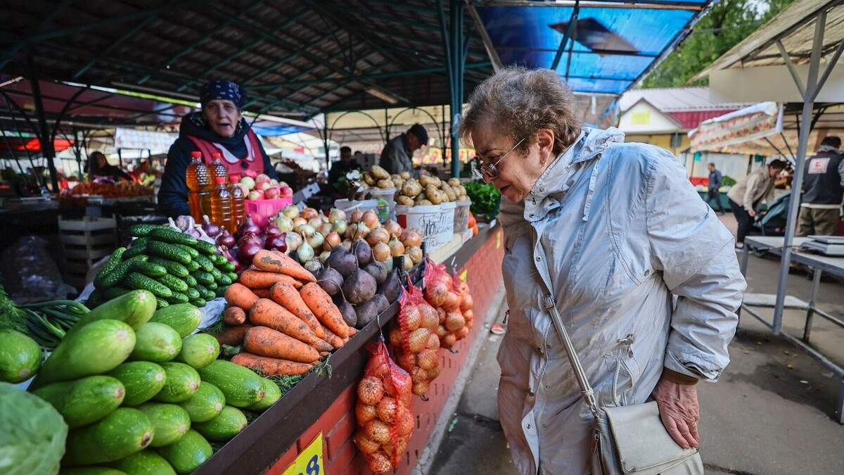 Инфляционные ожидания россиян в августе выросли на 0,5%, а Росстат при этом фиксирует снижение инфляции. Автор: YURI KOCHETKOV Источник: EPA/ТАСС